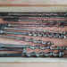 Alte Handbohrmaschine und diverse Holzbohrer - Bild 1