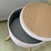 Moderner Hocker mit Wendedeckel - Sitz und Tablett - Bild 1