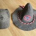 Sakkos, Hose, Krawatten und Fanmützen - Bild 4